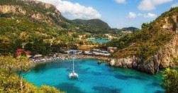 Cinco destinos imprescindibles si quieres alquilar un barco en Grecia